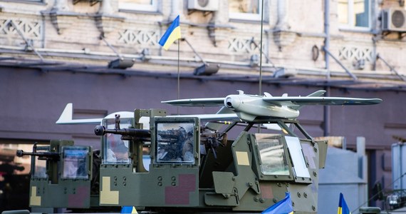 Siły Powietrzne Ukrainy zestrzeliły w nocy z soboty na niedzielę 22 z 25 dronów kamikadze Shahed, którymi armia rosyjska atakowała obwód odeski. W nocy z soboty na niedzielę ruch na łączącym Rosję z okupowanym Krymem Moście Krymskim był na krótko wstrzymany. Administracja okupacyjna nie podała przyczyn tych ograniczeń. Siły ukraińskie kontynuują kontrofensywę w obwodzie zaporoskim; armia rosyjska zdalnie podpala pola minowe, by utrudnić działania Ukraińców - pisze w niedzielę Instytut Badań nad Wojną (ISW) w podsumowaniu sytuacji na froncie. Niedziela, 3 września to 557. dzień rosyjskiej inwazji w Ukrainie. Najważniejsze informacje dotyczące konfliktu zebraliśmy w naszej relacji z 3 września 2023 roku.