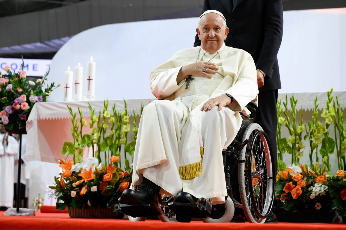 Na zakończenie wizyty w Mongolii Franciszek odwiedził w Ułan Bator Dom Miłosierdzia - katolicki ośrodek pomocy dla ubogich, bezdomnych i ofiar przemocy domowej. Jak mówił, od samego początku Kościół "ukazywał czynami, że wymiar charytatywny stanowi fundament jego tożsamości". 