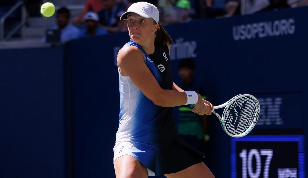 Iga Świątek nie obroni tytułu w wielkoszlemowym US Open. Polska tenisistka po porażce z Jeleną Ostapenko 6:3, 3:6, 1:6 żegna się z nowojorskim turniejem. W efekcie 22-latka straci prowadzenie w światowym rankingu.