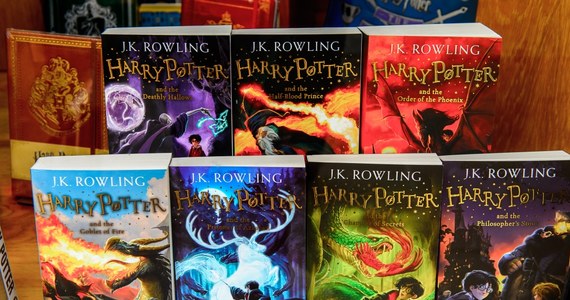 W rosyjskich księgarniach masowo wykupywane są książki o Harrym Potterze - poinformował w niedzielę portal dziennika "Kommersant". Fani sagi o czarodzieju chcą mieć swoją kopię, ponieważ po inwazji na Ukrainę umowa licencyjna na książki została zerwana. Oznacza to, że dodruków serii nie będzie. 