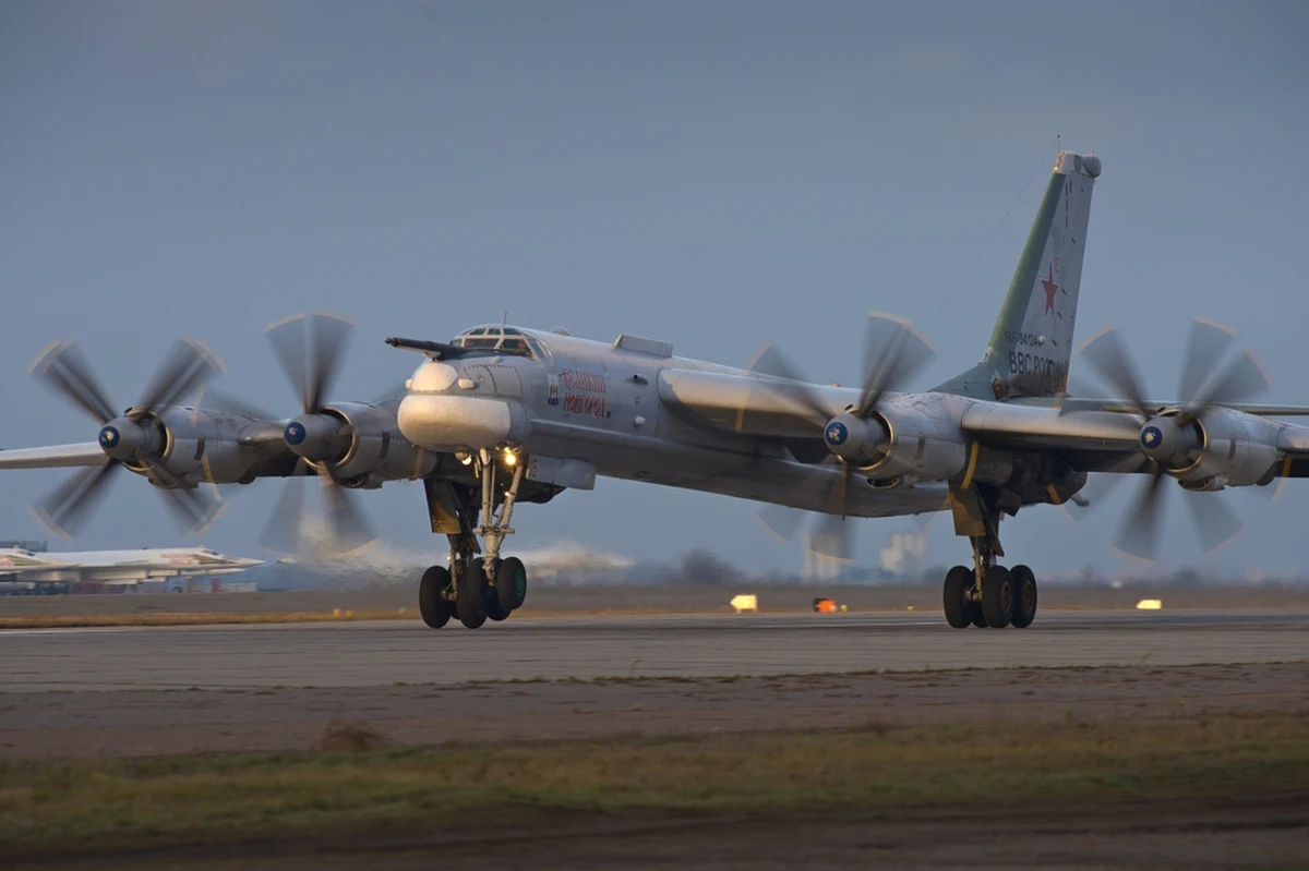 Rosjanie w obawie przed kolejnymi atakami dronów zastosowali nietypową ochronę bombowców strategicznych. Okazało się, że stacjonujące w bazie lotniczej Engels maszyny Tu-95 zostały obłożone... oponami.