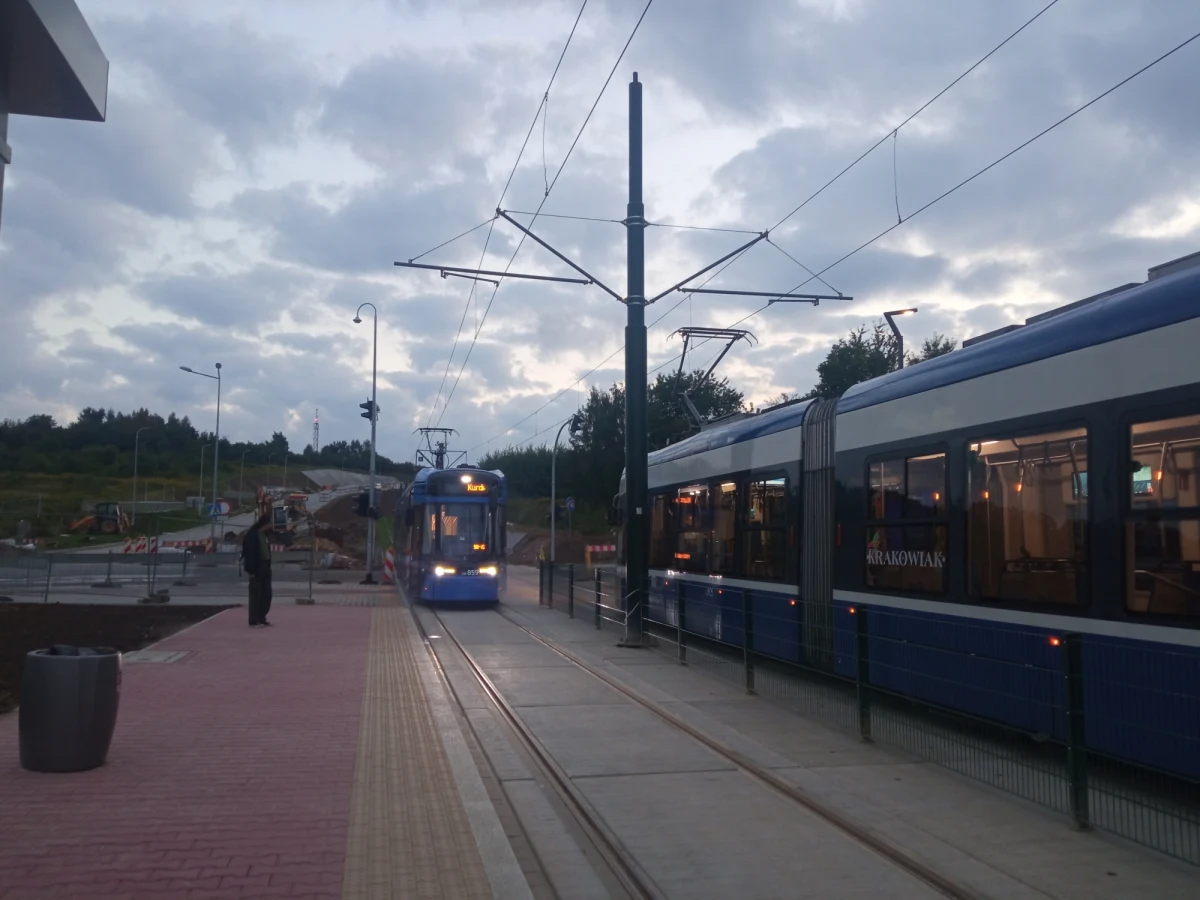 Poniedziałek, 4 września przyniósł prawdziwą rewolucję dla mieszkańców północnych dzielnic Krakowa. Od dzisiaj mieszkańcy Górki Narodowej i osiedli położonych na północ od ul. Opolskiej mogą skorzystać z tramwaju. Sukces jednak szybko przerodził się w serię awarii, które unieruchomiły tramwaje na wiele minut.