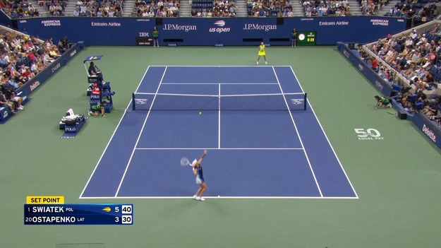 W napiętym meczu czwartej rundy niedzielnej nocy na stadionie Arthura Ashe'a podczas US Open 2023 Jelena Ostapenko zdetronizowała najwyżej rozstawioną i broniącą tytułu Igę Świątek, jednocześnie pozbawiając Polkę pierwszego miejsca w światowym rankingu.