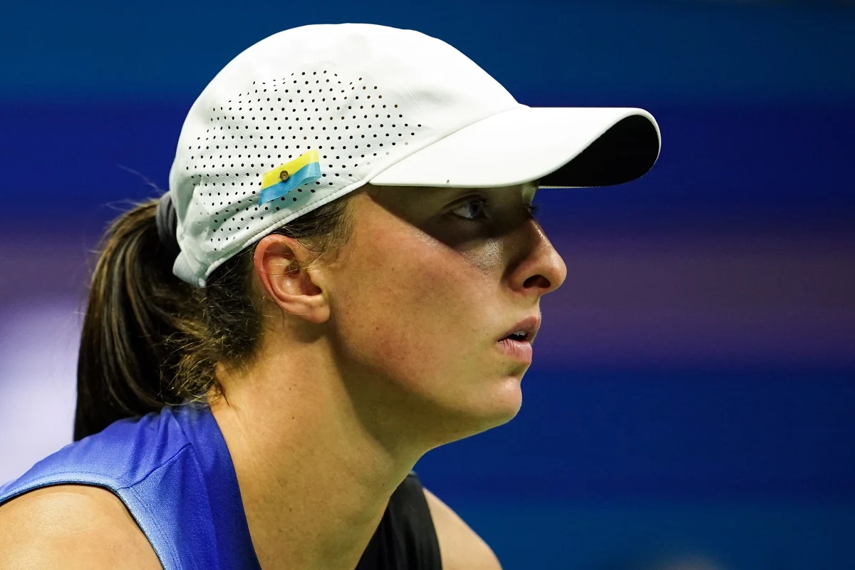 Iga Świątek po blisko półtora roku na tronie pożegna się z pierwszym miejscem w światowym rankingu tenisistek. Tyle kosztowała porażka w 1/8 finału US Open z Łotyszką Jeleną Ostapenko. Polka przegrała 6:3, 3:6, 1:6. Światowe media szeroko komentują ten wynik.