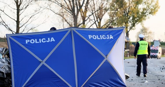 Jedna osoba zginęła, a dwie zostały ranne w wypadku na drodze krajowej nr 16 w Serskim Lesie na Podlasiu - podała policja. Trasa jest zablokowana, utrudnienia mogą potrwać kilka godzin.