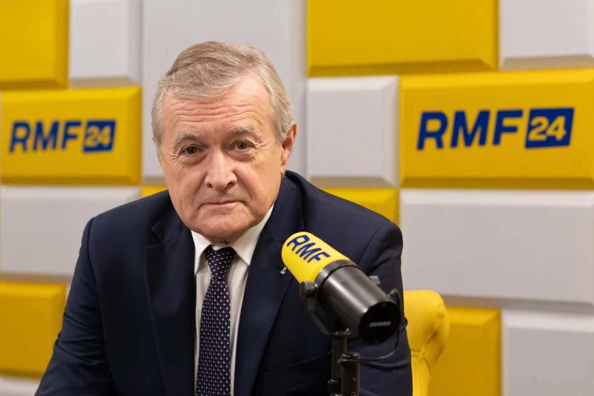 "Jeżeli chodzi o Jacka Czaputowicza, to tak po ludzku czy koleżeńsku radziłbym jakiś dłuższy urlop" - powiedział w Porannej rozmowie w RMF FM Piotr Gliński. Minister kultury i dziedzictwa narodowego odniósł się w ten sposób do słów byłego szefa polskiej dyplomacji w rządzie Mateusza Morawieckiego, który skrytykował sposób organizowania przez polskie władze ogólnokrajowego referendum.