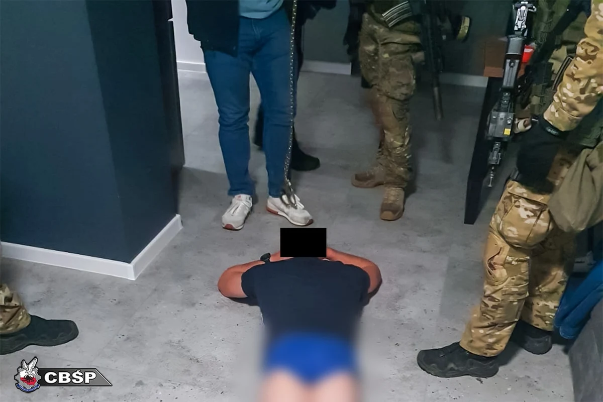 Patryk M., pseudonim Pcheła, został zatrzymany przez funkcjonariuszy CBŚP. Mężczyzna był w Polsce poszukiwany za przestępstwa o charakterze kryminalnym i narkotykowym. Natomiast przed brytyjskimi służbami ukrywał się w związku z podejrzeniem udziału w zabójstwie.