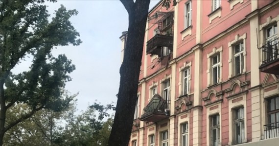 Rano w Sosnowcu z jednej z kamienic oderwał się balkon. Ranne zostały dwie osoby. Para trafiła do szpitala. Niestety, życia kobiety nie udało się uratować. Informację dostaliśmy na Gorącą Linię RMF FM. 