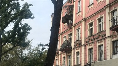 W Sosnowcu z budynku oderwał się balkon