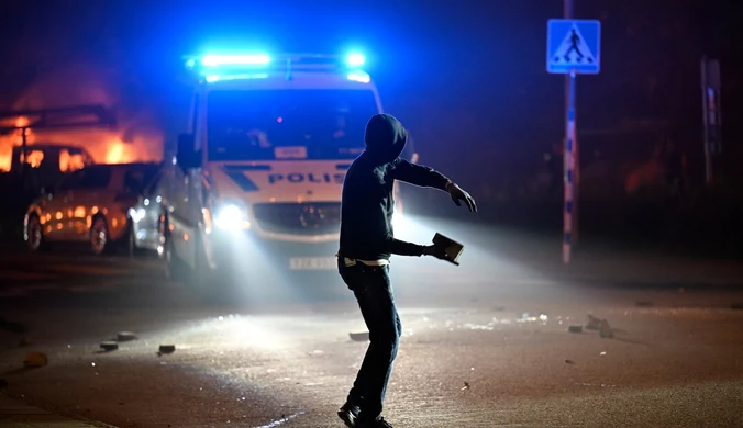 Spalone samochody i atak na policję. Nocne zamieszki w Szwecji