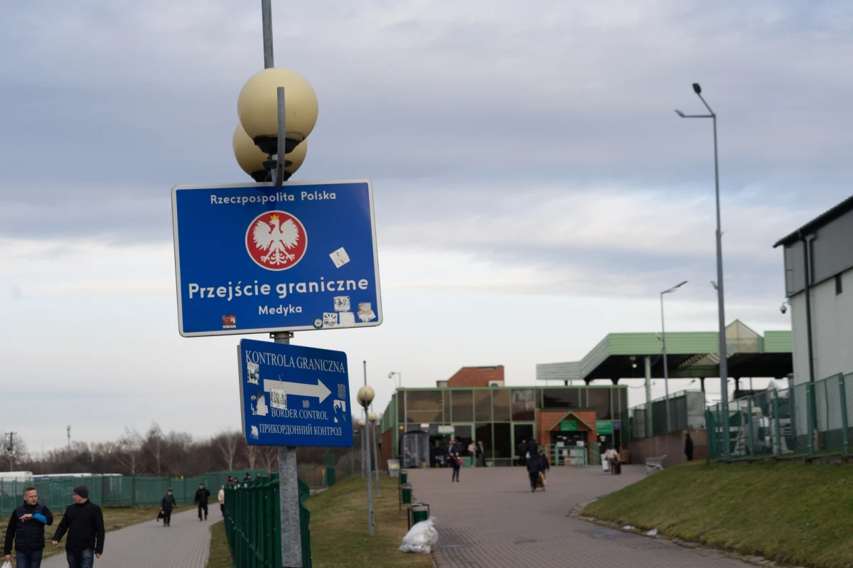 Polska na mocy porozumienia z Ukrainą wydaje temu krajowi mężczyzn, którzy zajmują się przemytem nielegalnych imigrantów do Europy – podaje dziennik „Rzeczpospolita” i wskazuje, że wkrótce Warszawę i inne unijne stolice mogą zalać wnioski o ekstradycję Ukraińców, którzy dzięki łapówkom wyjechali ze swojej ojczyzny i uniknęli mobilizacji. 