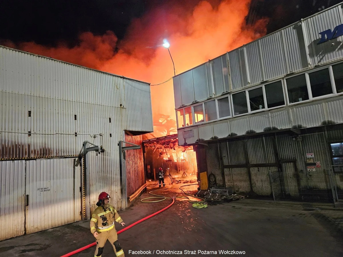 Nocny pożar hali przemysłowej w miejscowości Mierzyn koło Szczecina. Nie było osób poszkodowanych.