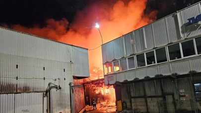 Nocny pożar hali w Mierzynie koło Szczecina