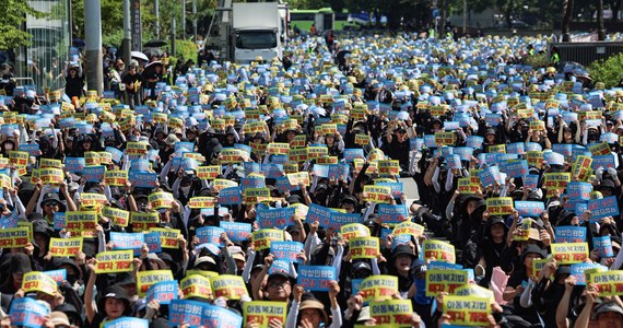Nauczyciele w Korei Południowej domagają się szacunku i ochrony przed rodzicami uczniów. Dziesiątki tysięcy nauczycieli wzięły udział w poniedziałkowym strajku, pikietach i demonstracjach.