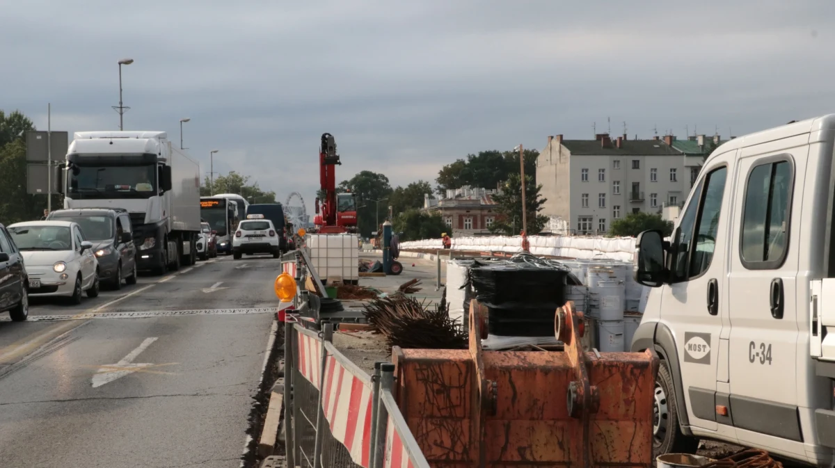 Remonty, korki, objazdy i opóźnienia w kursowaniu komunikacji miejskiej - to krakowska rzeczywistość na początku września. Początek roku szkolnego przywitał kierowców w Krakowie utrudnieniami w ruchu. W remoncie są ulice na północy miasta, w jego centrum oraz na jednym z najważniejszych krakowskich mostów, czyli Moście Dębnickim.