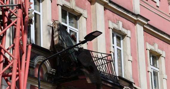 Zmarła kobieta, która trafiła do szpitala po tym, jak w centrum Sosnowca z kamienicy oderwał się balkon. W wypadku ranny został mężczyzna. Jego stan jest poważny, ale stabilny. Ma liczne złamania. 