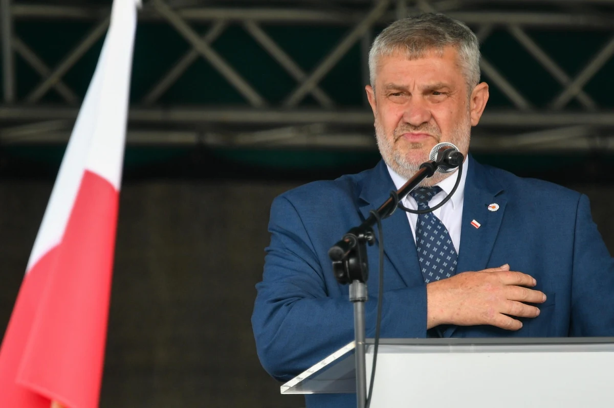 Nie znamy jeszcze ostatecznych list wyborczych partii rządzącej, jakie trafią w środę do Państwowej Komisji Wyborczej. Niektóre z już znanych postaci budzą kontrowersje, inne wręcz zdziwienie. Jedno i drugie można jednak wyjaśnić szczególnymi splotami zobowiązań, wydarzeń i zależności, które wpływają na decyzje o umieszczeniu jednych, a odrzuceniu innych kandydatów.