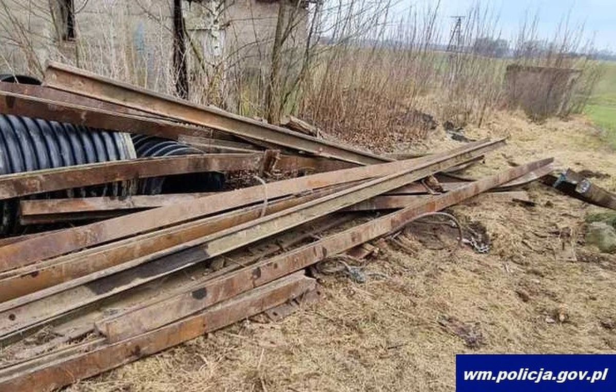 Dwaj mężczyźni z powiatu augustowskiego ukradli szyny i inne elementy nieużywanego torowiska o wartości historycznej. Policja z Ełku oszacowała straty na ponad 139 tys. zł. Mężczyźni prawdopodobnie chcieli wykorzystać skradzione szyny do naprawy torowiska, które okradli w ubiegłym roku.