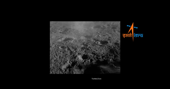 Lądownik Vikram pomyślnie przeszedł eksperyment, podczas którego wzniósł się na chwilę nad powierzchnię Srebrnego Globu, by potem powtórnie wylądować -  poinformowała w mediach społecznościowych Indyjska Agencja Badań Kosmicznych (ISRO). Lądownik, a także łazik Pragyan wykonały już zasadnicze cele misji Chandrayaan-3 - eksperymentu z "podskokiem" na Srebrnym Globie wcześniej nie zapowiadano. Vikram i Pragyan przygotowały się już do "snu" w czasie zbliżającej się w rejonie lądowania nocy. Słońce zajdzie tam na 14 dni, by wzejść 22 września. Nie jest pewne, czy będą w stanie się wtedy "obudzić". 