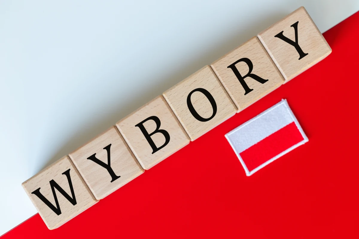 Organizacja Bezpieczeństwa i Współpracy w Europie rozpoczęła misję obserwacyjną wyborów parlamentarnych w Polsce. „Będziemy oceniać zgodność prowadzonych wyborów ze zobowiązaniami przyjętymi przez Polskę w ramach organizacji OBWE, a także z obowiązującymi normami w tym zakresie i przepisami krajowymi” – stwierdził szef misji Douglas Wake. Do misji OBWE odniósł się też premier Mateusz Morawiecki.