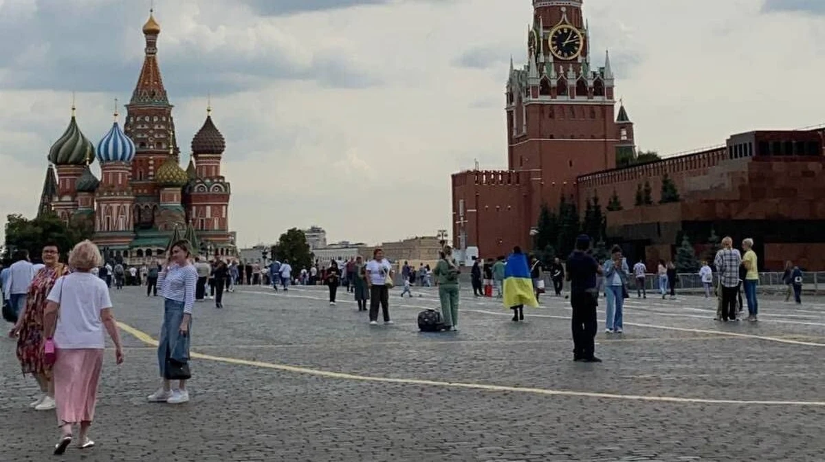 Policja zatrzymała aktywistkę Alenę Kożewnikową podczas jednoosobowej manifestacji na Placu Czerwonym w Moskwie. Kobieta owinęła się ukraińską flagą.