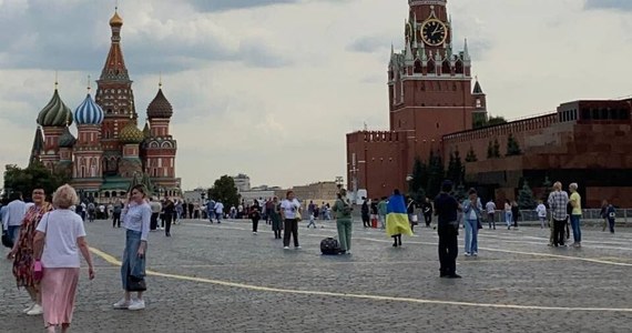 Policja zatrzymała aktywistkę Alenę Kożewnikową podczas jednoosobowej manifestacji na Placu Czerwonym w Moskwie. Kobieta owinęła się ukraińską flagą.