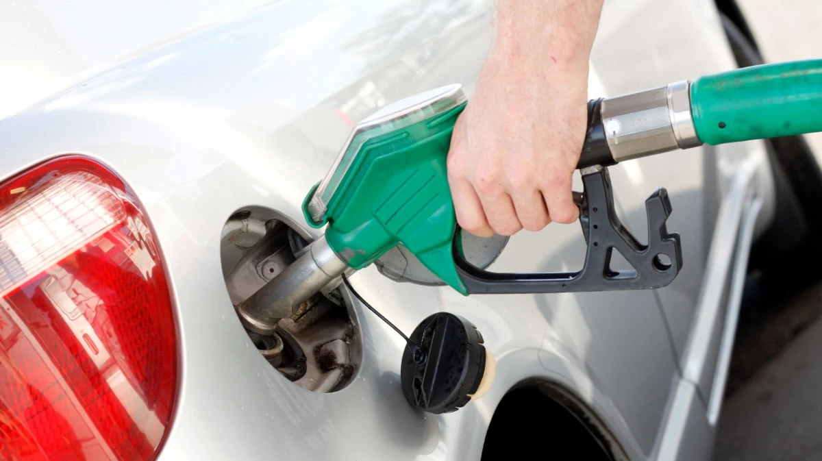 Ropa na światowych rynkach, ale i na krajowych stacjach drożeje od czerwca. Baryłka ropy BRENT kosztuje już prawie 90 dolarów, najwięcej od listopada 2022 roku. Najkrócej rzecz ujmując - ropa drożeje przez pakt Rosjan z Saudyjczykami, którzy grają na windowanie ceny ropy, przy spadającym popycie. Kiedy to przełoży się na nasze stacje paliw i czy będzie jeszcze drożej? 