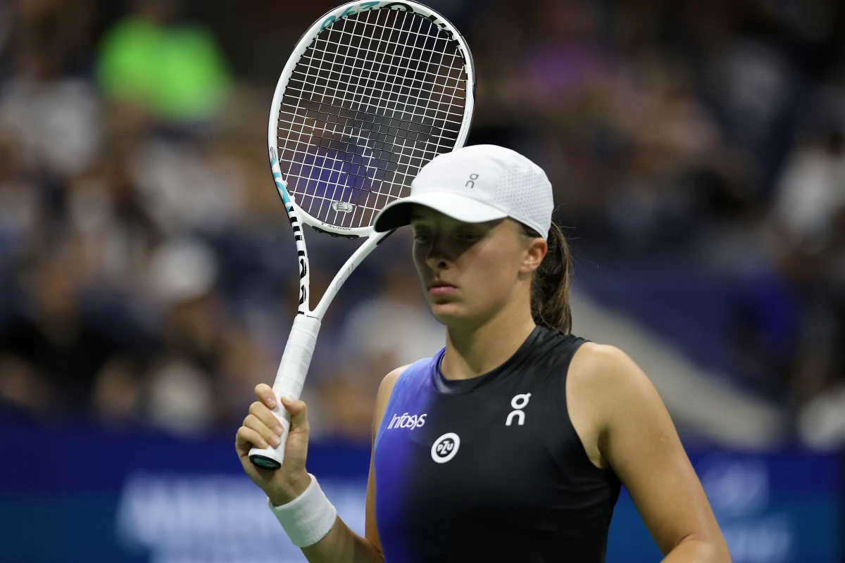 Iga Świątek odpadła z US Open. Polska tenisistka przegrała w 1/8 finału z Jeleną Ostapenko i nie obroni tytułu w wielkoszlemowym turnieju. "Tenis Igi trzeba modyfikować. Przede wszystkim grę przy siatce, pewność smecza, pewność woleja i to, jak wygrywać z takimi zawodniczkami jak Ostapenko, jak zmieniać rytm gry, zagrać skrót, zagrać ciasny cross czy wybić z uderzenia. Iga tego nie potrafi i taka jest prawda o jej tenisie" - mówi Tomasz Wolfke, komentator tenisa w Eurosporcie. Gość Piotra Salaka w internetowym Radiu RMF24 komentuje porażkę polskiej zawodniczki w nowojorskim turnieju.