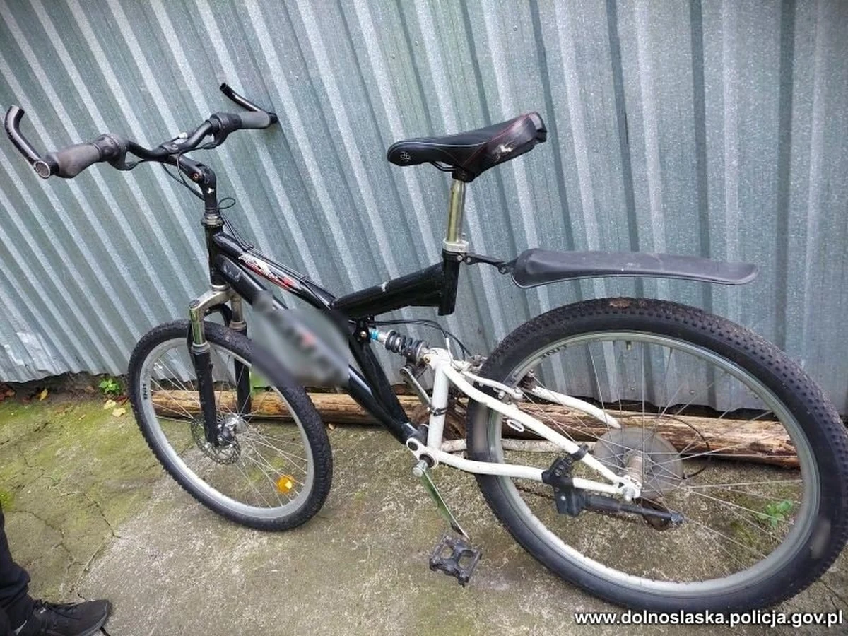 Trzy miesiące spędzi w areszcie kierowca odpowiedzialny za wypadek, w którym poważne obrażenia odniosła 17-latka. Dziewczyna jechała rowerem. Mężczyzna prowadził auto i pozwolił na to, by nieletni pasażer złapał ją za rękę i ciągnął. Kiedy dziewczyna upadła, odjechali. 