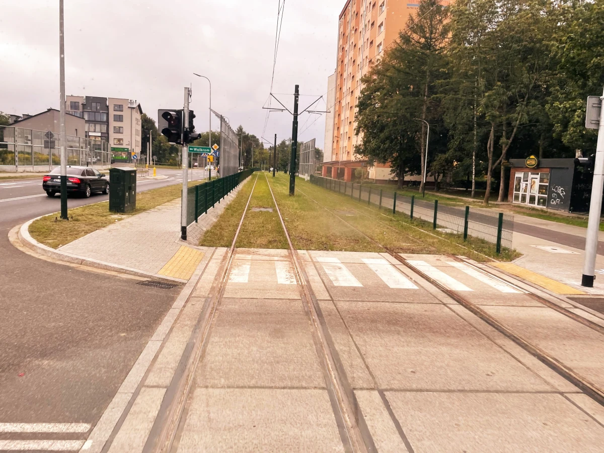 O wyjątkowym pechu mogą dziś mówić osoby, które postanowiły udać się w podróż nową trasą krakowskiego tramwaju z Krowodrzy Górki do Górki Narodowej. Przez awarię zasilania ruch na tym odcinku był już wstrzymywany kilkukrotnie. Z kolei po południu operator koparki zerwał fragment sieci trakcyjnej na pętli Górka Narodowa. Uruchomiona została zastępcza komunikacja autobusowa, ruch tramwajów przywrócono po g. 16.00. 