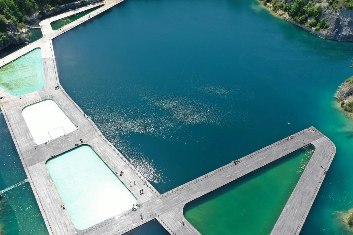 Prawie 100 tys. osób odwiedziło latem kąpielisko w nowym krakowskim parku - Zakrzówek.

