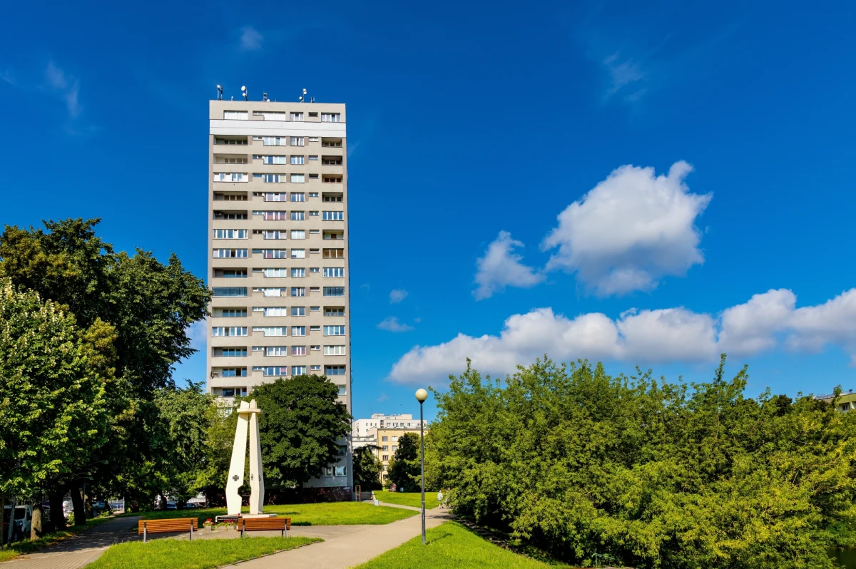 Dziś premier Mateusz Morawicki przedstawił program „Przyjazne Osiedle”, czyli plan rewitalizacji budynków z tzw. wielkiej płyty. Nowy program to jeden z punktów PiS na kolejną kadencję. „Potrzebny jest ogólnokrajowy program zajęcia się tymi budynkami. To ważna sprawa i wcześniej czy później trzeba się tym zająć. Wspólnoty mieszkaniowe nie są w stanie tego zrobić” -mówi prof. dr hab. inż. Adam Podhorecki z Politechniki Bydgoskiej. Gość Tomasza Terlikowskiego w internetowym Radiu RMF24 wyjaśniał, czy realizacja założeń nowego programu PiS jest możliwa. 