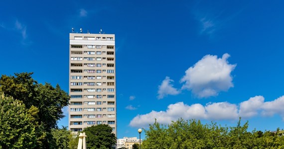 Dziś premier Mateusz Morawicki przedstawił program „Przyjazne Osiedle”, czyli plan rewitalizacji budynków z tzw. wielkiej płyty. Nowy program to jeden z punktów PiS na kolejną kadencję. „Potrzebny jest ogólnokrajowy program zajęcia się tymi budynkami. To ważna sprawa i wcześniej czy później trzeba się tym zająć. Wspólnoty mieszkaniowe nie są w stanie tego zrobić” -mówi prof. dr hab. inż. Adam Podhorecki z Politechniki Bydgoskiej. Gość Tomasza Terlikowskiego w internetowym Radiu RMF24 wyjaśniał, czy realizacja założeń nowego programu PiS jest możliwa. 