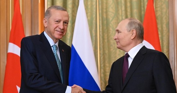 Władimir Putin powiedział - po rozmowach z Recepem Tayyipem Erdoganem - że Rosja jest gotowa do podpisania umowy zbożowej, jeśli Zachód spełni jego żądania. Prezydent Turcji przyjechał do Soczi, licząc m.in. że przekona prezydenta Rosji do wznowienia porozumienia. Erdogan stwierdził natomiast, że że jego zdaniem wkrótce uda się znaleźć rozwiązanie w tej sprawie. 