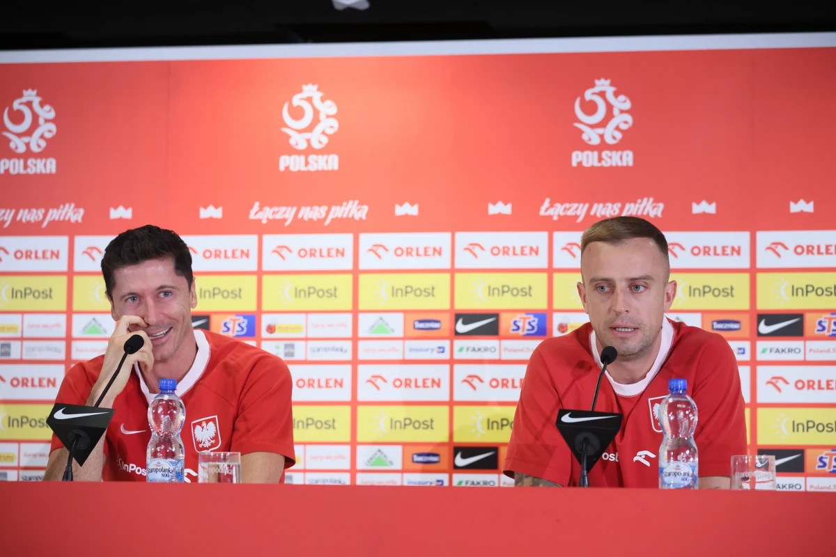 Kamil Grosicki, powołany na wrześniowe mecze eliminacji Euro 2024, zaapelował do dziennikarzy, żeby nie mówić już o przeszłości. "Skupmy się na tym, co przed nami. Potrzebujemy spokoju" - dodał 35-letni piłkarz reprezentacji Polski. Z kolei kapitan piłkarskiej reprezentacji Polski Robert Lewandowski przyznał, że mimo nieudanych meczów eliminacji Euro 2024 wierzy w kadrę narodową i kolegów z zespołu. W poniedziałek w Warszawie rozpoczęło się zgrupowanie przed spotkaniami eliminacji Euro 2024 z Wyspami Owczymi i Albanią.