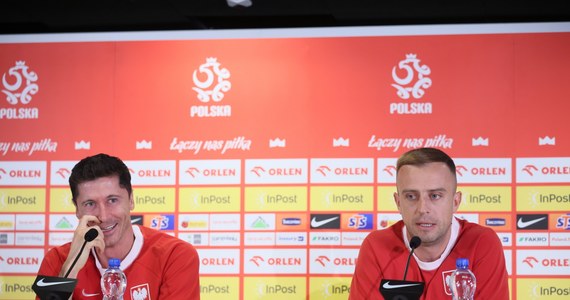 Kamil Grosicki, powołany na wrześniowe mecze eliminacji Euro 2024, zaapelował do dziennikarzy, żeby nie mówić już o przeszłości. "Skupmy się na tym, co przed nami. Potrzebujemy spokoju" - dodał 35-letni piłkarz reprezentacji Polski. Z kolei kapitan piłkarskiej reprezentacji Polski Robert Lewandowski przyznał, że mimo nieudanych meczów eliminacji Euro 2024 wierzy w kadrę narodową i kolegów z zespołu. W poniedziałek w Warszawie rozpoczęło się zgrupowanie przed spotkaniami eliminacji Euro 2024 z Wyspami Owczymi i Albanią.