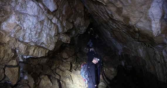 Po niemal trzech latach znów można zwiedzać Jaskinię Mroźną w Dolinie Kościeliskiej. Nie jest ona już jedyną oświetloną sztucznie jaskinią w polskich Tatrach. „W ramach remontu zlikwidowana została zamontowana w niej instalacja elektryczna" - mówi Magdalena Zwijacz Kozica z TPN.
 
