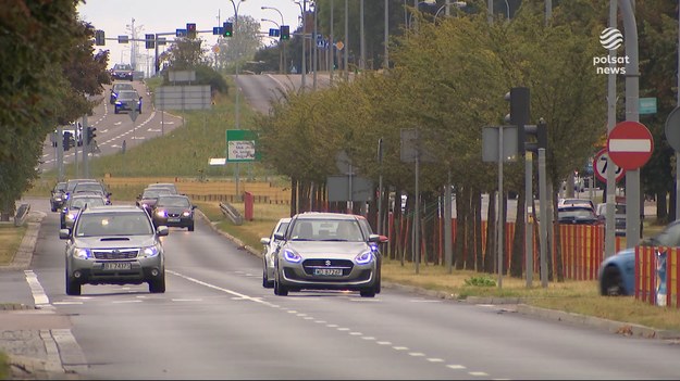 Zaostrzenie prawa zaczęło działać. Wyższe mandaty i punkty karne, które na koncie kierowcy zostawać miały na dłużej - poskutkowały. Ale tylko na chwilę, bo kursy redukujące liczbę punktów wracają.Materiał dla "Wydarzeń" przygotował Przemysław Sławiński.