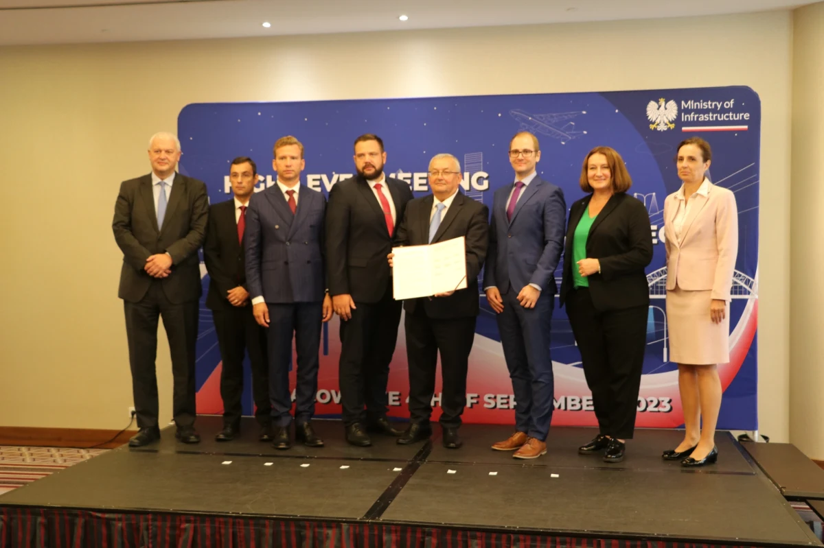 Przedstawiciele ministerstw infrastruktury 9 państw Europy Środkowej podpisali dziś w Krakowie wspólną deklarację dotyczącą strategicznych projektów transportowych. Apelują do Komisji Europejskiej o zwiększenie nakładów na rozwój infrastruktury, także tej która służy mobilności wojskowej.

