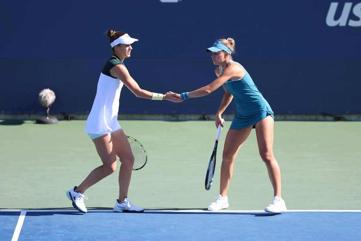 Magda Linette i Bernarda Pera awansowały do 1/4 finału gry podwójnej w wielkoszlemowym turnieju tenisowym US Open w Nowym Jorku. Para polsko-amerykańska pokonała Amerykanki Sophie Chang i Alycię Parks 7:6 (7-4), 6:2.