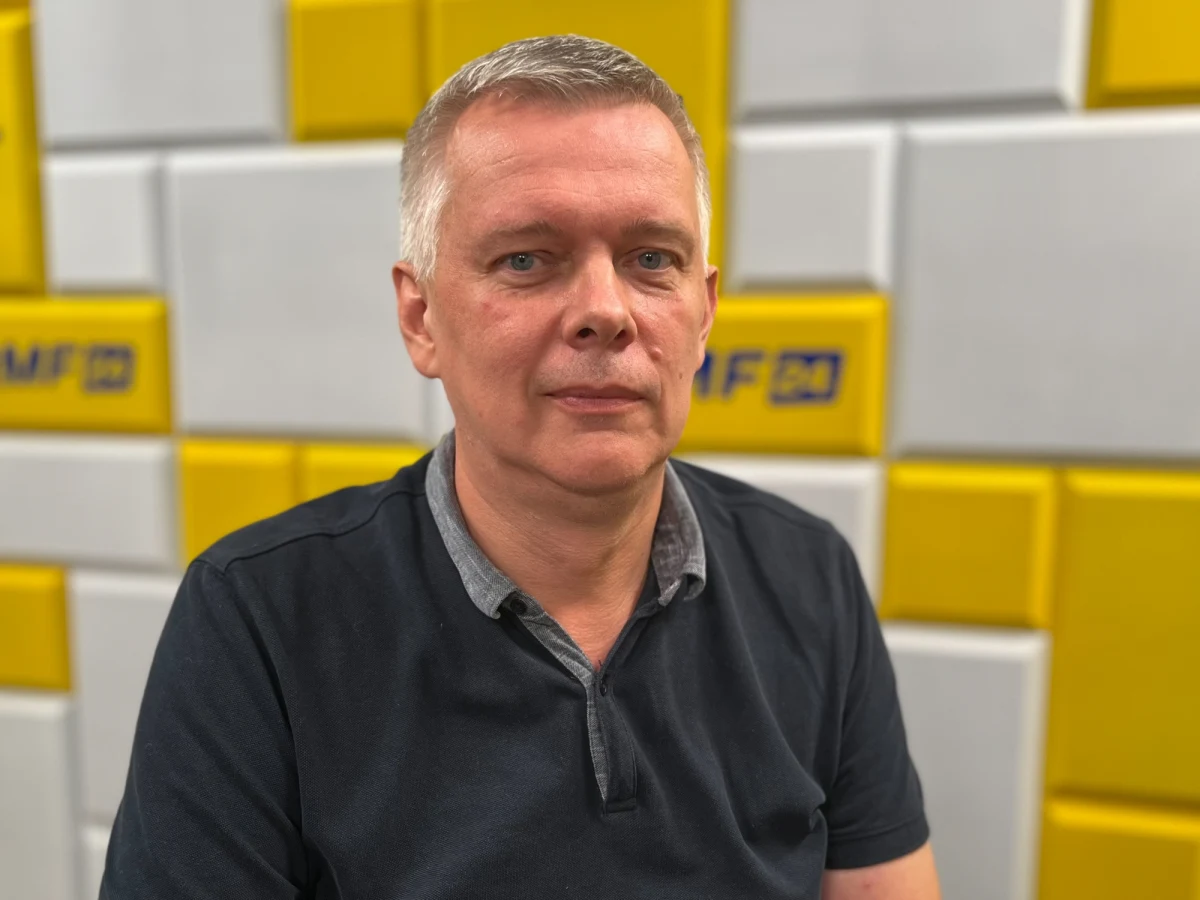 "Zepchnięcie Trzeciej Drogi pod próg (wyborczy – przyp. red.) nie leży w interesie opozycji, nie leży w interesie Polski, nie leży w interesie Koalicji Obywatelskiej. Kto tak próbuje myśleć, patrzy bardzo krótkowzrocznie" – mówił w Popołudniowej rozmowie w RMF FM Tomasz Siemoniak. Wiceprzewodniczący Platformy Obywatelskiej odpowiedział w ten sposób na akcję niektórych fanów PO prowadzoną w mediach społecznościowych, pod hasłem "Tygrysek i Wodzirej pod próg". Tygryskiem ma być szef PSL Władysław Kosiniak-Kamysz, a Wodzirejem - lider Polski 2050 Szymon Hołownia. 