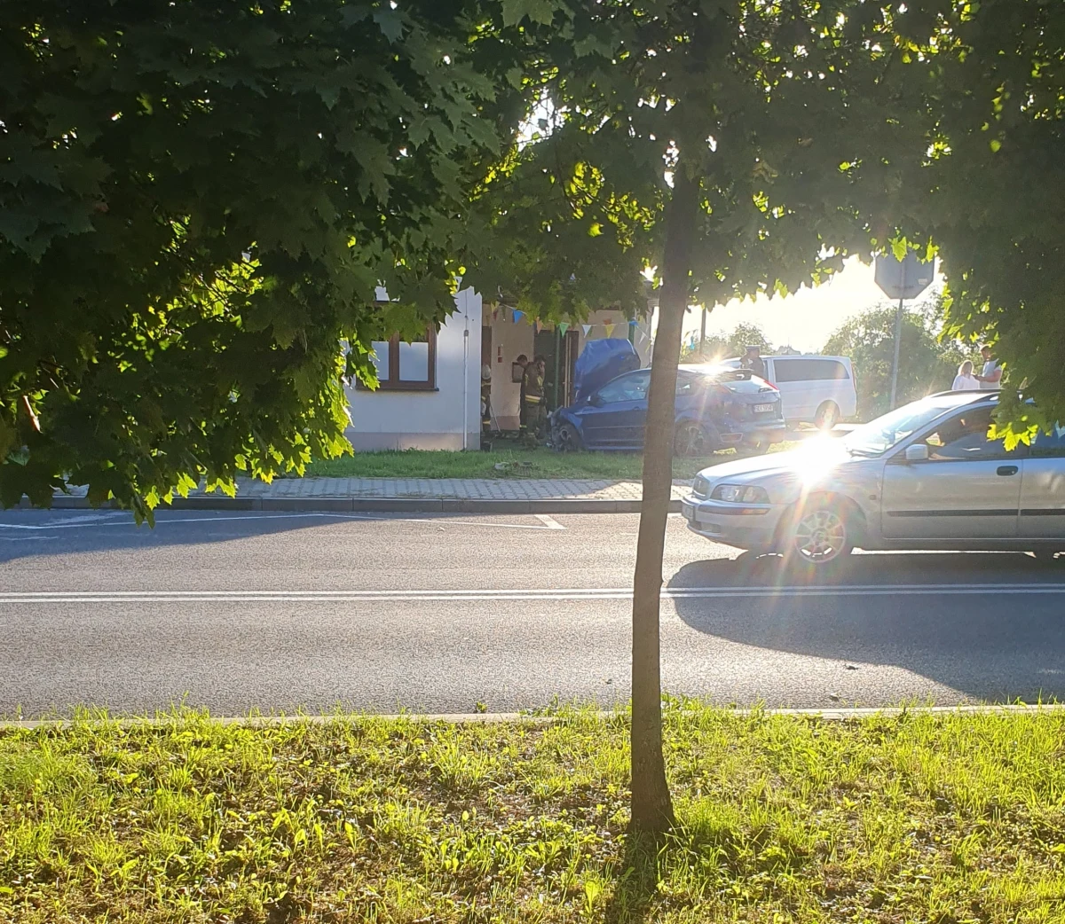 Policyjny pościg w Libiążu w Małopolsce. Kierowca samochodu ostatecznie stracił panowanie nad autem i uderzył w budynek żłobka