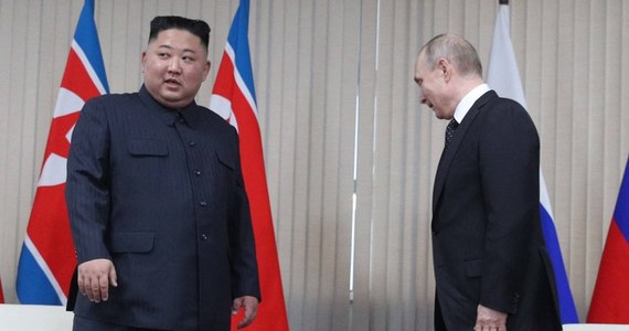 Przywódca Korei Północnej Kim Dzong Un planuje w tym miesiącu udać się do Rosji, aby spotkać się z Władimirem Putinem. Chce omówić możliwość dostarczenia Moskwie broni na potrzeby wojny na Ukrainie - podał "New York Times", powołując się na wypowiadających się anonimowo urzędników amerykańskiej administracji.