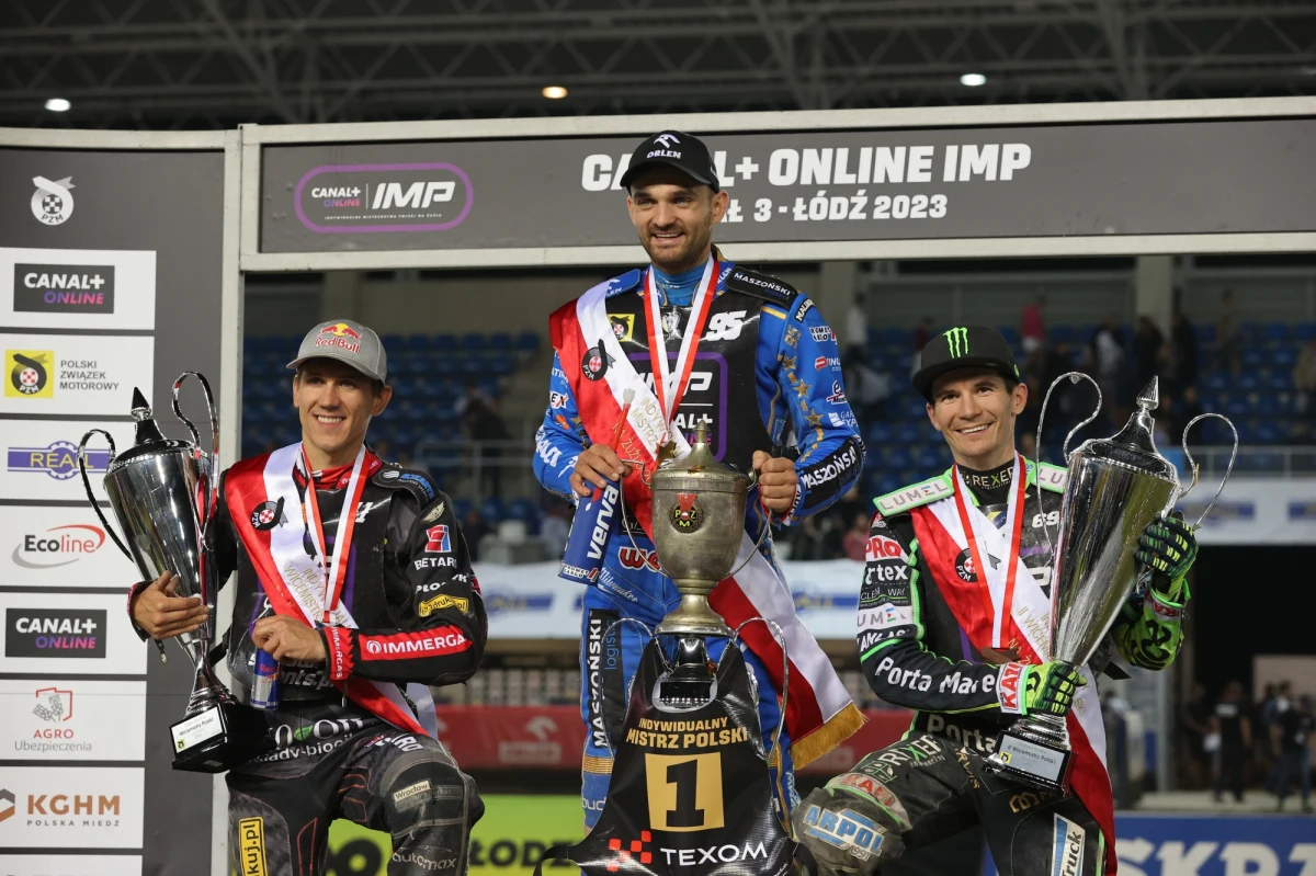 Bartosz Zmarzlik (Platinum Motor Lublin) trzeci raz z rzędu został indywidualnym mistrzem Polski na żużlu. Dziś zajął w Łodzi drugie miejsce w ostatnim z trzech turniejów finałowych. Srebrny medal zdobył Maciej Janowski, a brązowy Patryk Dudek.