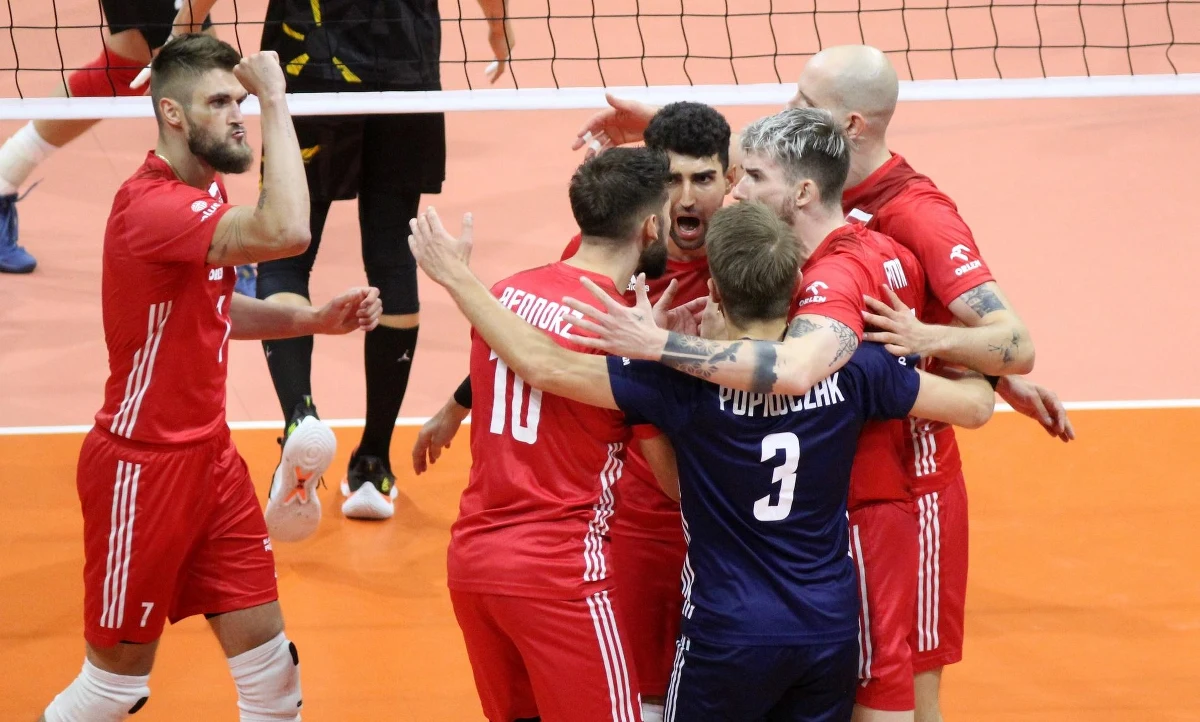 W Skopje polscy siatkarze rozegrają dziś swój przedostatni mecz w fazie grupowej mistrzostw Europy. Podopieczni Nikoli Grbicia zmierzą się z Danią, zespołem który nie ma swoim koncie jeszcze ani jednej wygranej. Biało-czerwoni z kompletem zwycięstw i punktów są już pewni awansu do 1/8 finału.