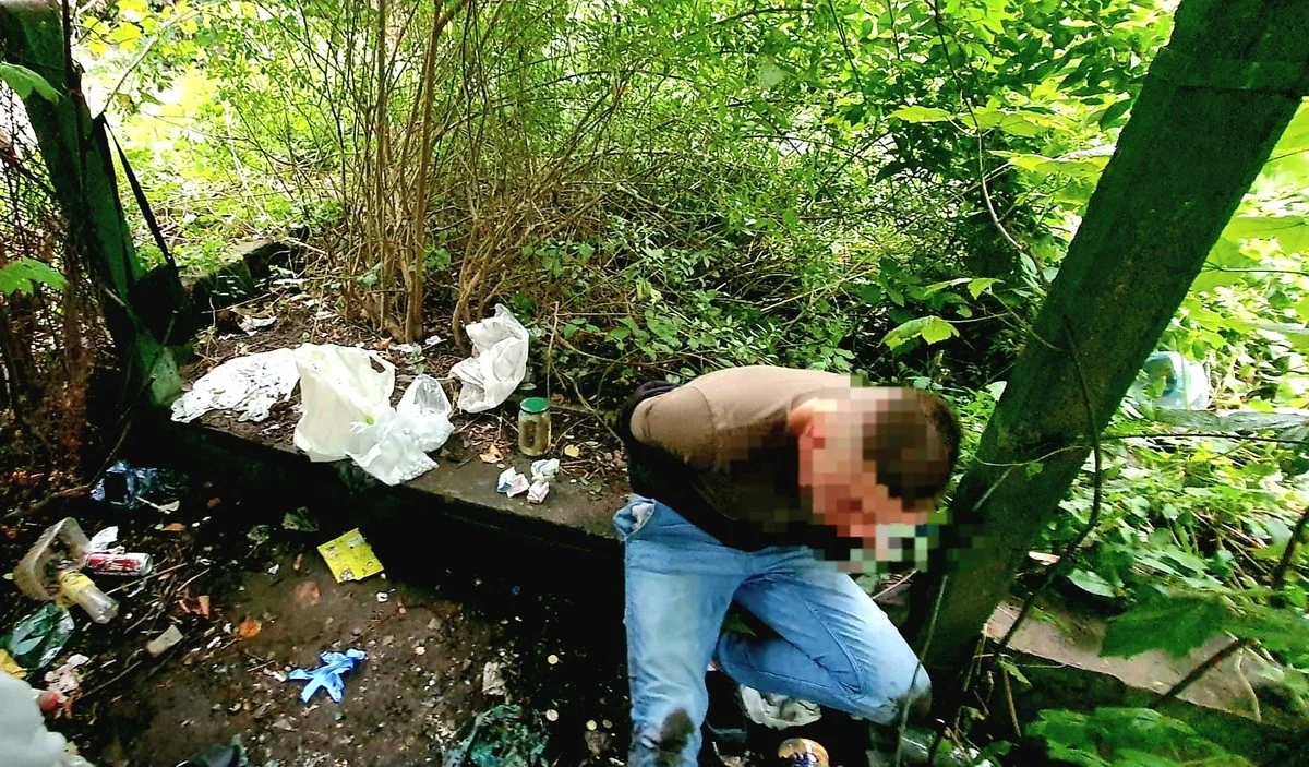29-latek z Gdańska, z reklamówką pełną narkotyków i środków psychotropowych ukrywał się w krzakach. Prawdopodobnie czekał tam na swoich klientów. Mężczyzna został aresztowany. Dodajmy, że zaledwie dwa tygodnie wcześniej wyszedł z więzienia.