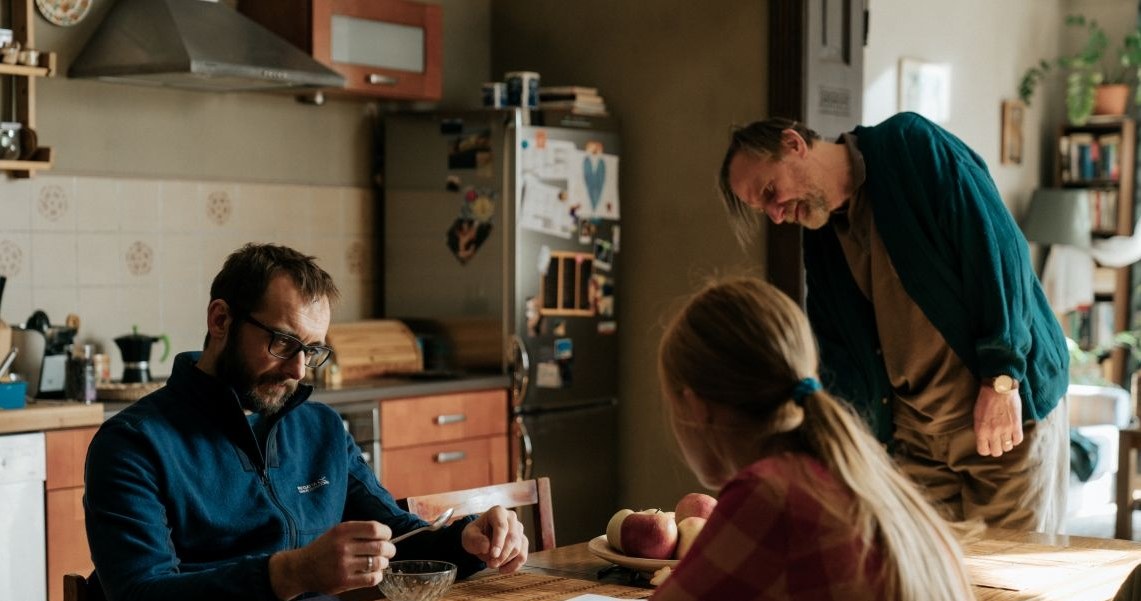 Już 22 września - dzień po Światowym Dniu Choroby Alzheimera, odbędzie się długo wyczekiwana premiera kinowa, nagrodzonego na 47. FPFF w Gdyni, filmu Beaty Dzianowicz "Strzępy". To pierwsza polska produkcja, która w taki sposób podchodzi do tematu choroby Alzheimera. W rolach głównych zobaczymy Michała Żurawskiego, Grzegorza Przybyła i Agnieszkę Radzikowską. 