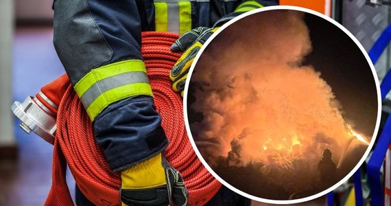 13 zastępów straży pożarnej gasi pożar składowiska biomasy w Sławoszewku w powiecie konińskim (Wielkopolskie). Ogień zauważono we wtorek po godz. 2 w nocy.