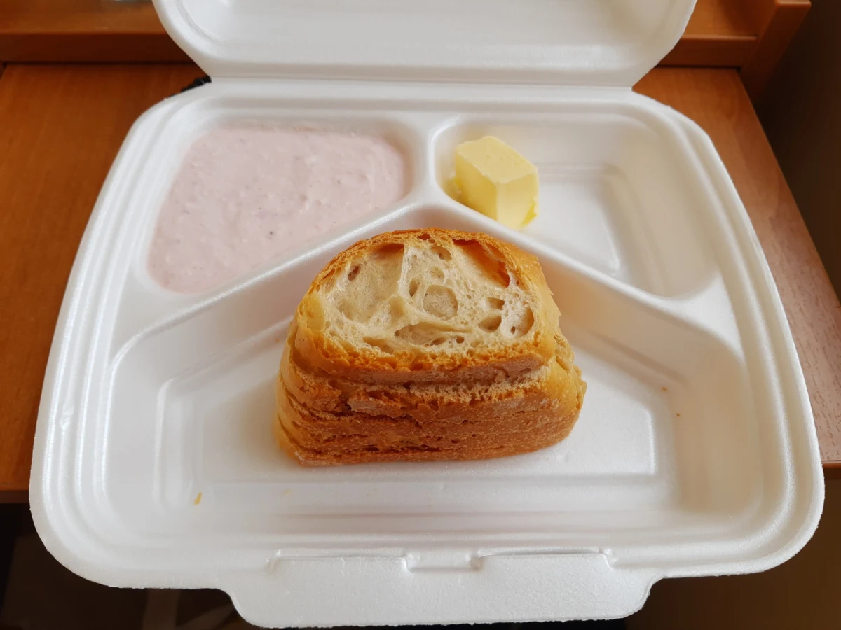 Główny Inspektorat Sanitarny ma szereg zastrzeżeń do posiłków podawanych pacjentom w polskich szpitalach. Według najnowszego raportu GIS-u nieprawidłowości dotyczą niemal co czwartej lecznicy. Najczęściej posiłki są zbyt słone, za słodkie, za tłuste lub za mało urozmaicone. Doświadczenia słuchaczy RMF FM po pobycie w szpitalach są przerażające. "Dostałam na śniadanie kromkę chleba, bułkę, kawałek masła, miód", "Na talerzu dostałem rozgotowany makaron w jakiejś, białej/śmietanowej brei. Oczywiście bez żadnych dodatków", "Od samego zapachu robi się niedobrze i zbiera na wymioty - nie trzeba czekać na podanie chemioterapii" - to tylko niektóre wpisy. Rządząca Polską od 8 lat partia zapowiada program "Dobry posiłek” dla pacjentów szpitali. To nowy punkt programu PiS na kolejną kadencję. 