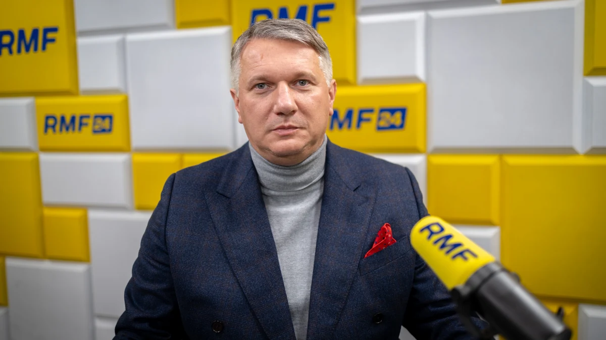 „Chcemy odsunąć od władzy Jarosława Kaczyńskiego, ale nie chcemy, żeby wrócił Donald Tusk. Chcemy zmiany w polskiej polityce” – mówił Przemysław Wipler w Porannej rozmowie w RMF FM. „Rządzenie nas interesuje, ale na naszych warunkach” – dodawał kandydat Konfederacji do Sejmu. Podkreślał, że jego ugrupowaniu podobałaby się sytuacja, w której rząd mniejszościowy, bez względu na to, z jakiej opcji by się wywodził, byłby uzależniony od Konfederacji. „Nie będzie koalicji z PiS-em i nie będzie koalicji z PO” – zadeklarował na naszej antenie Przemysław Wipler, dodając, że Konfederacja idzie do Sejmu, żeby być „prawdziwą trzecią drogą”. Jego zdaniem „bardzo, bardzo prawdopodobne” jest, że wiosną przyszłego roku wybory parlamentarne odbędą się ponownie. 